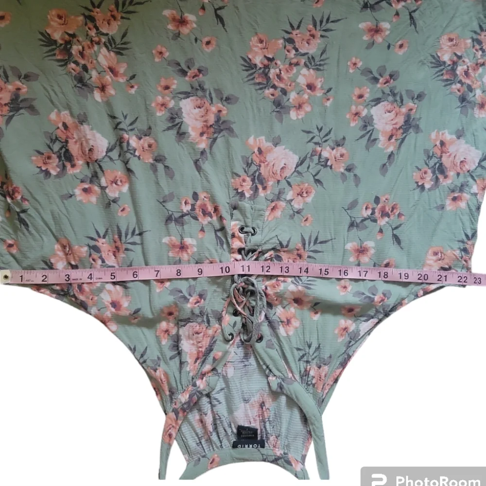 TORRID GREEN FLORAL TOP - 1X